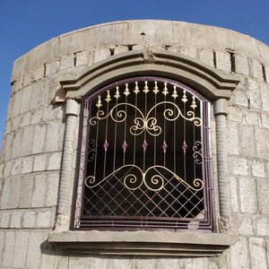 Conception personnalisée de grilles de fenêtre en fer de style <span class=keywords><strong>moderne</strong></span> en acier inoxydable fixe ouvert avec des motifs de défilement traditionnels pour les hôtels et les hôpitaux - Product Image 6