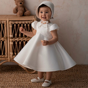 Abito da Principessa Bianco per Bambine, Vestito Formale in Tulle con Maniche Corte e Cappello Abbinato per Compleanno, Battesimo, Matrimonio - Product Image 1