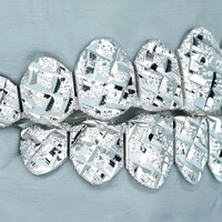 Grillz personnalisés hip-hop plaqués or, faits à la main, avec moissanite VVS taillée en profondeur, sablée