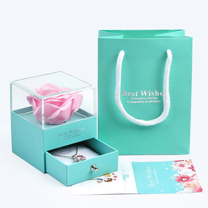 Coffret Cadeau Bijoux Rose Saint-Valentin : Collier et Bague à Motif Carré – Vente en Gros - Product Image 2