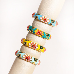 Anillo Sencillo de Esmalte con Diseño de Flor Chapado en Oro, Anillos Abiertos de Esmalte de Diseño de Moda, Joyería de Latón al por Mayor - Product Image 3