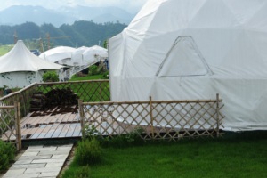 Abri Glamping de qualité supérieure combinant une durabilité fonctionnelle au design élégant pour une utilisation dans les parcs, les réserves naturelles, tente dôme de 6m de diamètre - Product Image 5