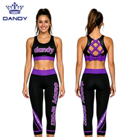 Ensemble d'entraînement de cheerleading personnalisé noir et rose avec soutien-gorge de sport à dos croisé et leggings capri pour femmes