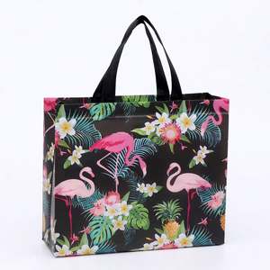 Sac cadeau personnalisé horizontal grand format en non-tissé enduit imperméable noir avec motif flamant rose - Product Image 1