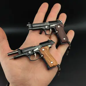 Pistolet pistolet de haute qualité jouets miniatures modèle 1:3 Beretta 92F poignée en bois porte-clés artisanat pendentif ne peut pas tirer anniversaire Gi