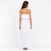 Ensemble deux pièces blanc pour femme, style bohème, avec haut court à volants et jupe longue taille haute, idéal pour la plage ou les soirées.
