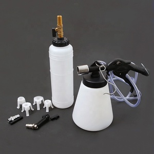 Outil <span class=keywords><strong>de</strong></span> vidange d'huile <span class=keywords><strong>de</strong></span> frein pneumatique 1L avec adaptateurs <span class=keywords><strong>de</strong></span> cylindre et raccords rapides <span class=keywords><strong>pour</strong></span> la plupart des véhicules – Kit <span class=keywords><strong>de</strong></span> purge <span class=keywords><strong>de</strong></span> frein - Product Image 1