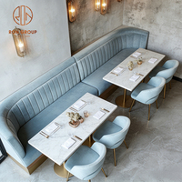 Ensemble de mobilier de luxe léger bleu en pierre frittée, comprenant table carrée, chaises et banquette en velours pour café et restaurant
