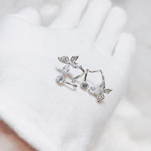 E1703 Orecchini a Perno a Forma di Farfalla in Oro Bianco con Cristalli e Strass, Gioielli Classici da Donna per Uso Quotidiano - Product Image 5