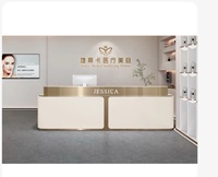 Bureau d'accueil en bois à texture marbre de luxe pour bureau moderne, idéal comme comptoir de caisse dans les hôtels, les gymnases, les hôpitaux et les centres commerciaux