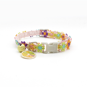 Luxe kleurrijke polyester kant bloemen hondenhalsband met bel en veilige gespsluiting voor katten & honden - Product Image 4