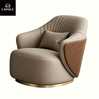 Fauteuil de détente contemporain incurvé et rembourré, avec texture cousue et base dorée, pour la maison et les villas