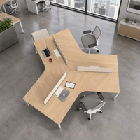 Poste de travail modulaire ATWOKA à 120 degrés pour 3 personnes avec finition chêne clair et cadre blanc pour bureau partagé créatif