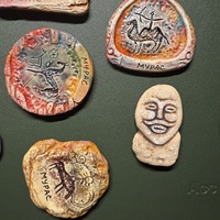 Aimants de réfrigérateur ronds en argile faits à la main, motif art rocheux, Talisman de la Voie de la Soie Ancienne pour la Manifestation et l'Énergie Positive, Lot de 3 aléatoire