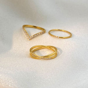 Bague en acier inoxydable plaqué or 18 carats avec mini zircon incrusté de diamants extrêmement fins - Product Image 6