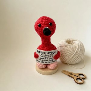 Muñeco de Flamenco de Ganchillo con Certificado CE y CPC, Hecho a Mano, Color Rojo, Tejido, Muñeco Amigurumi con Tarjeta de Mensaje Personalizada - Product Image 1