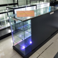 Vitrine d'exposition de luxe haut de gamme en verre trempé avec éclairage LED et étagère robuste pour le stockage dans les centres commerciaux et les magasins de détail
