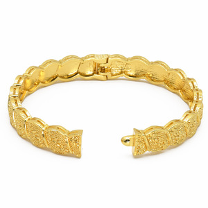Bracciali in <span class=keywords><strong>Oro</strong></span> Sabbiato per Donna, Placcati in <span class=keywords><strong>Oro</strong></span> <span class=keywords><strong>24K</strong></span>, con Totem Intagliato, Vendita all'Ingrosso - Product Image 5