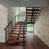 Escalier de villa moderne intérieur avec garde-corps à câbles, poutre monobloc, en acier galvanisé et design minimaliste