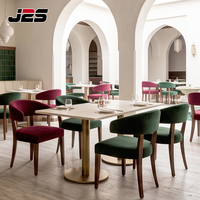 Banquette commerciale personnalisée J2S avec sièges rembourrés et tables pour projets hôteliers, cafés et services d'accueil