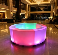 Comptoir de bar circulaire moderne LED multicolore lumineux, éco-responsable, résistant aux intempéries, rechargeable et modulaire pour extérieur/intérieur et sous-sol