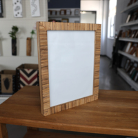 Cadre photo artisanal en rotin et bois, écologique et durable, style bohème rustique, en osier naturel, pour salon, chambre, mur ou table