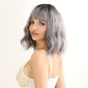 Perruque courte bouclée ondulée de 14 pouces pour femmes <span class=keywords><strong>cheveux</strong></span> synthétiques résistants à la chaleur <span class=keywords><strong>gris</strong></span> argenté avec style de vague d'eau et frange noire SM210-3 - Product Image 2