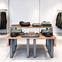 Présentoir de Vêtements Autonome en Métal Noir avec Plateau en Bois et Tringle de Suspension CE ETL pour Boutiques (Vente en Gros)