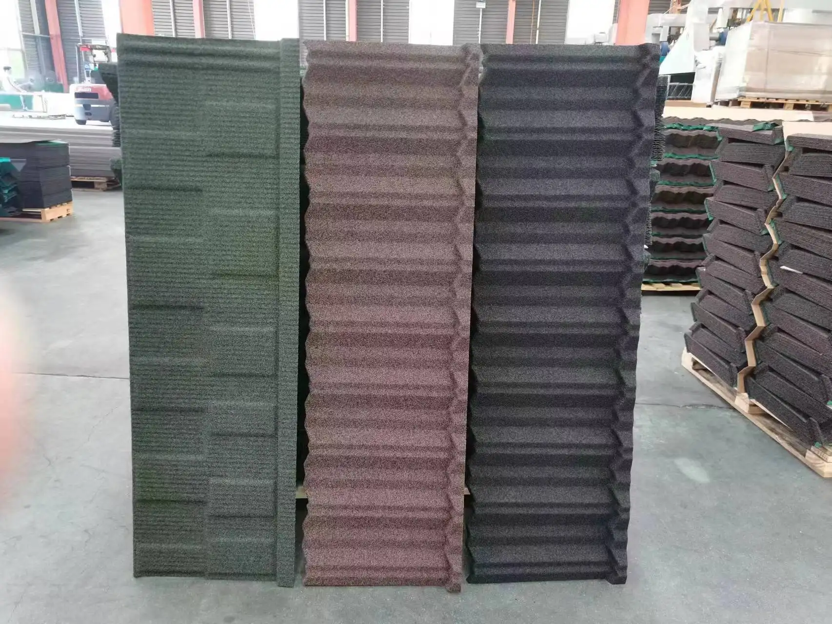 a variety of colors lowest price stone coated metal roof tile.