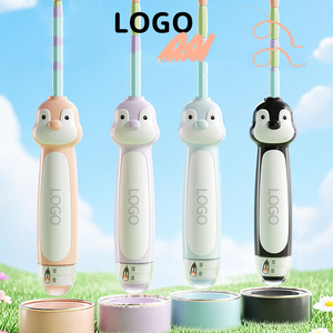 Corde à sauter en bambou pour enfants avec poignées pingouin, idéale pour les débutants, les élèves <span class=keywords><strong>de</strong></span> maternelle et les activités sportives spéciales, personnalisable avec nom, cordes à sauter ajustables - Product Image 1