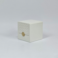 Boîte cadeau en bois brillant avec doublure en microfibre, logo personnalisé, boucle métallique pour emballage de flacon de parfum, coffret cadeau cosmétique de luxe