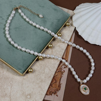 Nouveau Collier Pendentif Minimaliste de Niche en Perle d'Eau Douce Naturelle avec Micro-Incrustation de Pierre Précieuse Verte Motif Alien