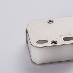 Accessoires de quincaillerie pour meubles de cuisine modernes : Loquet à ressort en forme de trompe d'éléphant et attache magnétique avec matériau ABS - Product Image 1