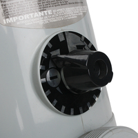 Distributeur automatique de chlore pour piscine contenant des produits chimiques