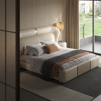 Lit plateforme moderne de luxe rembourré, taille King, avec cadre en cuir et tête de lit capitonnée à volants