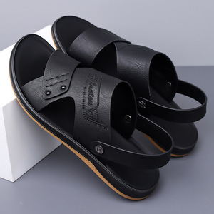 รองเท้าแตะหนังสีน้ำตาลสำหรับผู้ชาย พื้นหนา สวมใส่สบาย เหมาะสำหรับชายหาด สายรัดด้านหลัง โลโก้ลายนูน รุ่น 77510 - Product Image 4