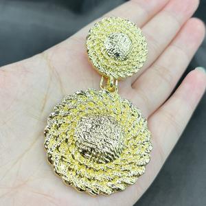 Vente en gros <span class=keywords><strong>de</strong></span> boucles <span class=keywords><strong>d</strong></span>'oreilles <span class=keywords><strong>de</strong></span> fête pour femmes nouvelle mode boucles <span class=keywords><strong>d</strong></span>'oreilles <span class=keywords><strong>chapeau</strong></span> <span class=keywords><strong>de</strong></span> <span class=keywords><strong>paille</strong></span> style italien plaqué or 18 carats - Product Image 3