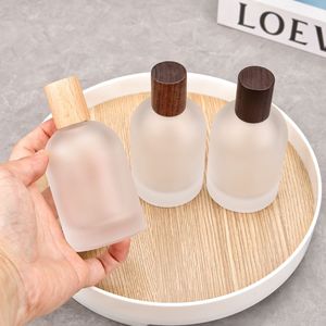 Flacone Spray per profumo in vetro smerigliato rotondo da 100ml con coperchio in bambù - Product Image 2