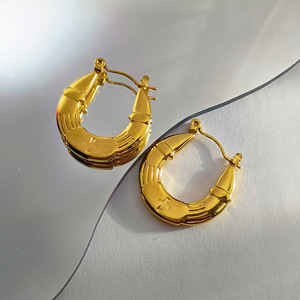 Collection de boucles d'oreilles créoles texturées en acier inoxydable plaqué or PVD 18 carats pour femmes |   Élégant, durable, hypoallergénique et léger - Product Image 4