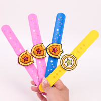 Op maat gemaakte siliconen slap bracelets, gepersonaliseerde slap bandjes als party-favour voor kinderfeestjes, groothandel schoolklas prijs cadeau