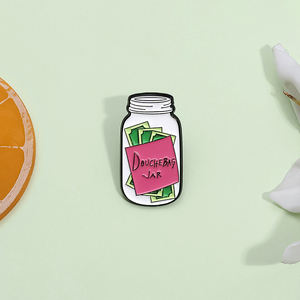 Benutzer definierte humorvolle Bemerkungen Emaille Pin Slipped on My Beans Rosa Mülleimer Zitat Brosche Revers Abzeichen Rucksack Schmuck Geschenk Großhandel - Product Image 2