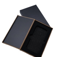Boîte de téléphone/boîte de montre en fibre de carbone brillante 3K futuriste de nouvelle génération avec fermeture magnétique élite pour emballage de smartphone de luxe