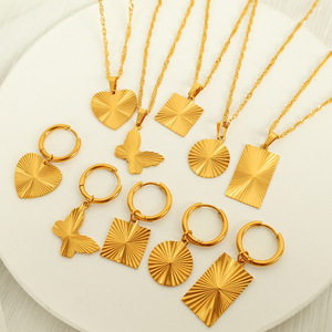 Conjunto de Collar con Colgante de Acero Inoxidable Chapado en Oro Estilo Europeo Americano, Joyería Unisex con Forma de Corazón, Mariposa, Redondo y Geométrico - Product Image 1