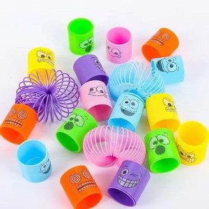 Jouets promotionnels en plastique, mini-cercles magiques arc-en-ciel à ressort pour les fêtes d'anniversaire et les cadeaux pour enfants - Extensibles et élastiques - Product Image 4