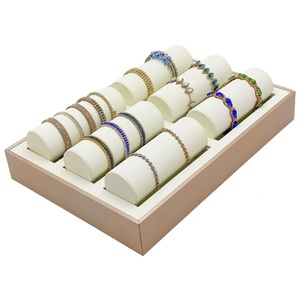 Organizador de Relojes de Pulsera de Cuero Beige Elegante con Envío Directo, Soporte para Pulseras, Exhibidor de Joyería de Tres Niveles - Product Image 1