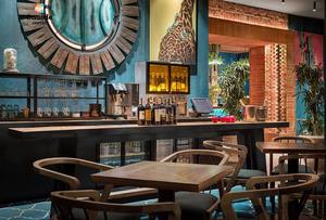 Mostrador de bar y pub de madera de alta gama | Muebles de exhibición de cócteles personalizados | Servicio completo de construcción y diseño llave en mano - Product Image 4