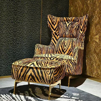 Fauteuil lounge rembourré de style italien à imprimé léopard, exsudant luxe et élégance