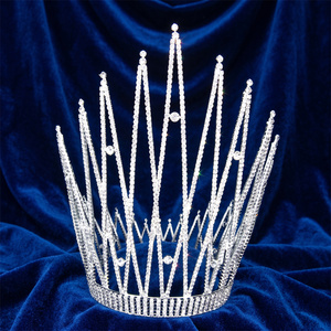 Tiara de Reina de Concurso con Corona Geométrica de Siete Puntos en Forma de V, Diseño Calado Redondo y Triangular, con Pedrería y Base Cuadrada de Tres Filas - Product Image 3