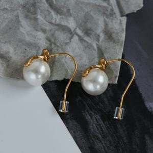 Boucles d'oreilles tendance en acier inoxydable plaqué or 18 carats PVD avec perles, design mode 2024, haute qualité, vente en gros - Product Image 3