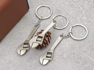 Mini clé à molette réglable porte-clés - Forme <span class=keywords><strong>d</strong></span>'outil mécanique créatif en métal, porte-clés pour homme, cadeau, pendentif pour sac à dos - Product Image 1